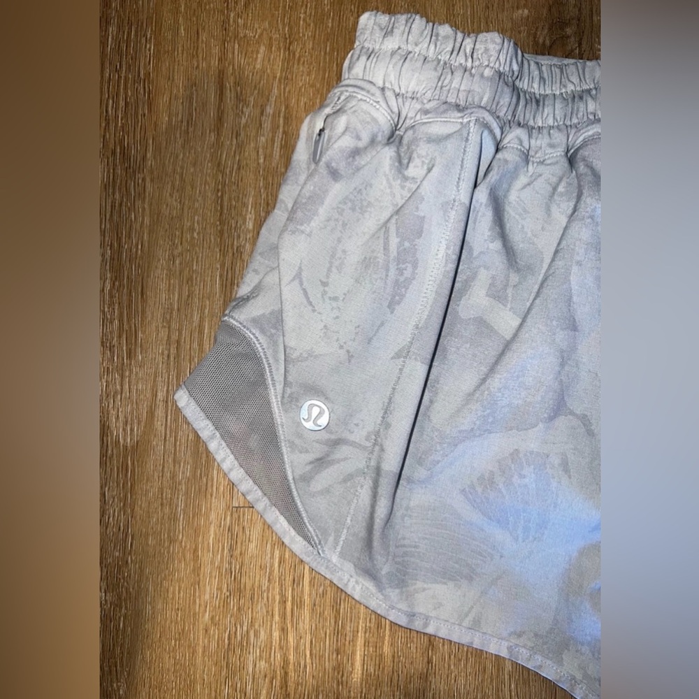 Lululemon Hotty Hot Shorts size 2 - Picture 5 of 8